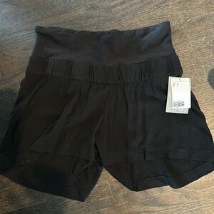 BNWT H&M Maternity Shorts Size Small Black